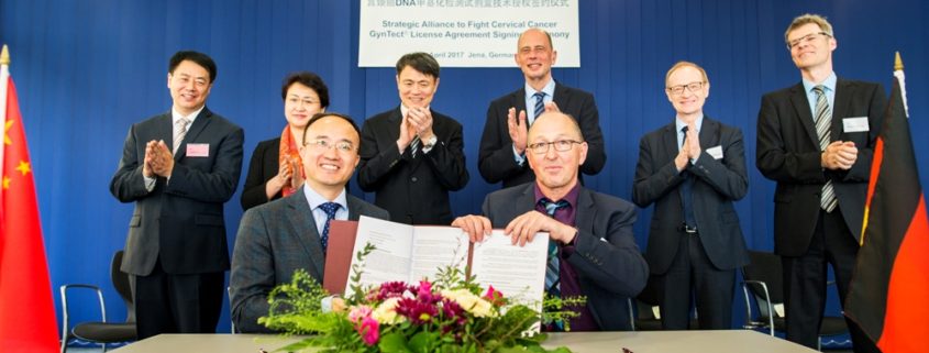 Dr. Xia Xiaokai and Dr. Alfred Hansel, chairman of oncgnostics GmbH. In the background: Yang Xiaoming, chairman of CNBG, Wolfgang Tiefensee, Thuringia's Minister for economics, Dr. Michael Brandkamp, chairman of the High-Tech-Gründerfonds sowie Peter Haug, oncgnostics. photo: Christoph Worsch